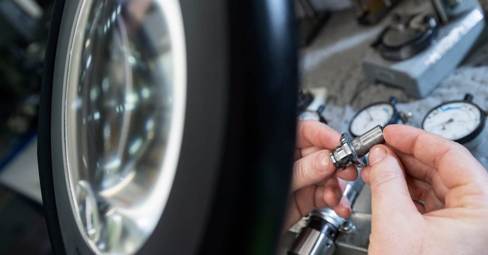 Composants de frein de stationnement électronique en contrôle qualité